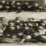 חברי השומר הצעיר בסמינר מדריכים עם יאנוש קורצ'אק