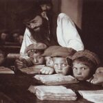 ילדים יהודים עם רב בבית הספר הדתי