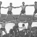 קבוצת נערים עודים פרמידה אנושית